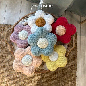 Crochet flower amigurumi bunch with multicolor petals and round centers