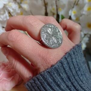 Adjustable silver ring with engraved flower design