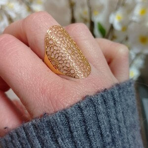 Adjustable golden oval openwork flower ring