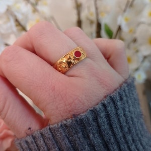 Hammered gold-tone adjustable ring with red flower gem