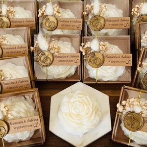 White flower-shaped peony scented candle favor with gold gift tag