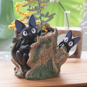 Dark gray cat planter holder figure on tree-stump base