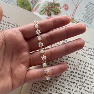 Beaded Flower Bracelet, Elegant Ivory Bracelet, White Bracelet, Daisy Bracelet, Floral Bracelet, Gemstone Bracelet, Dainty Bracelet Handmade