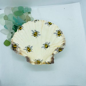 Scallop shell decoration with cute bumble bee decoupage, white and yellow accents