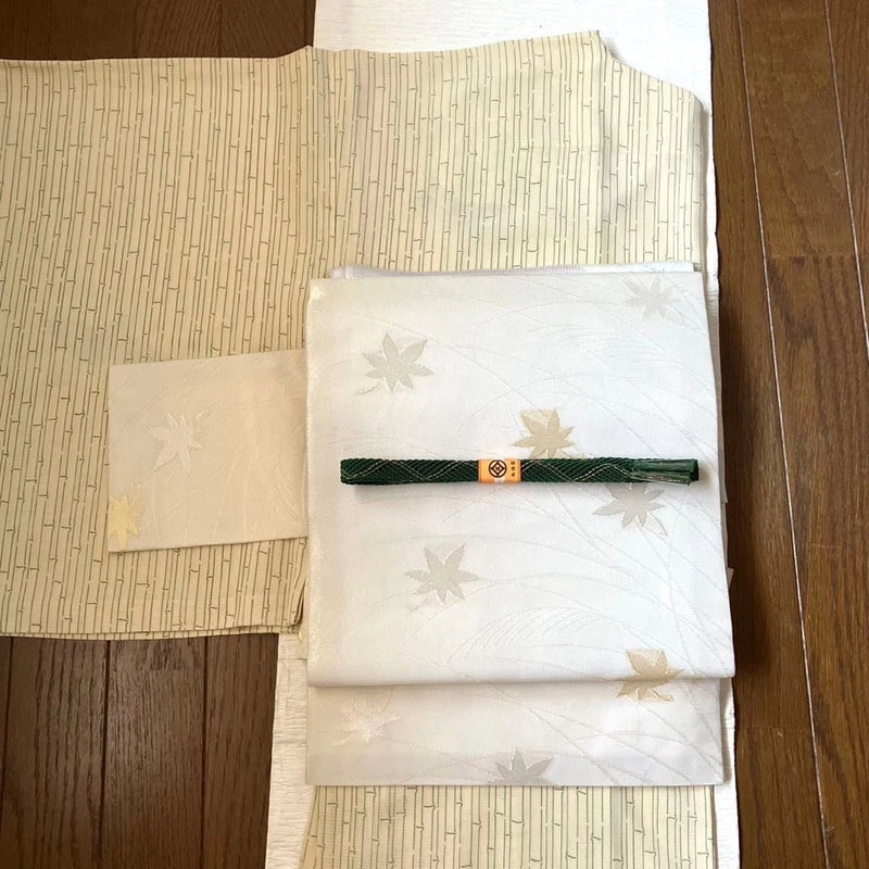 A summer obi with a neat design.Off-white with gold and silver awns and autumn Pampas Grass