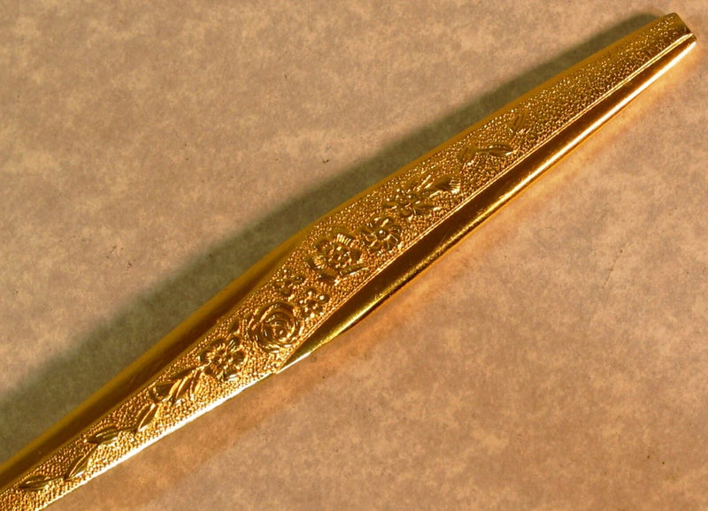 Gold-toned electroplate stainless bouquet with engraved golden bouquet pattern stripe