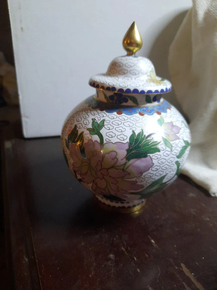Vintage 6 1/4Ó tall Chinese Cloissoine vase with peony flower decoration. Peony