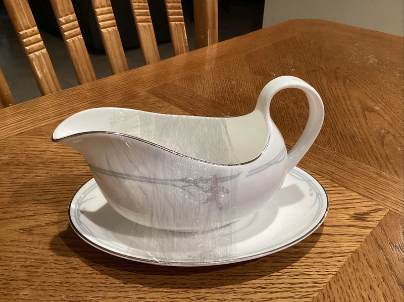 Royal Doulton CARNATION Gravy Boat w/underplate  GREAT CONDITION Carnation