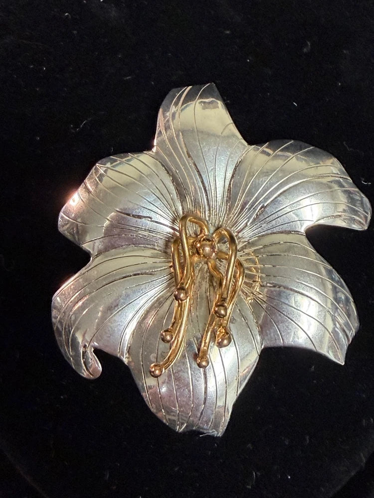 COURTNEY PETERSON two-tone Easter lily pendant pin/brooch, silver flower with gold center