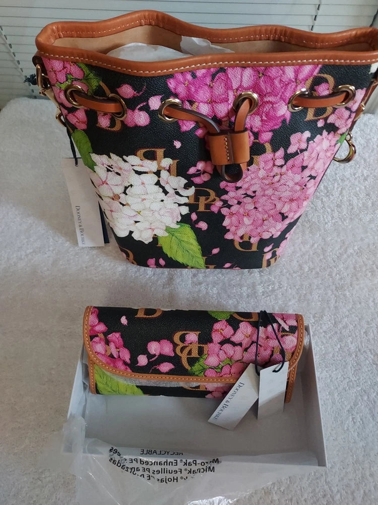 NWT DOONEY & BOURKE HYDRANGEA MONOGRAM BLACK FLORAL CROSSBODY & CLUTCH Hydrangea