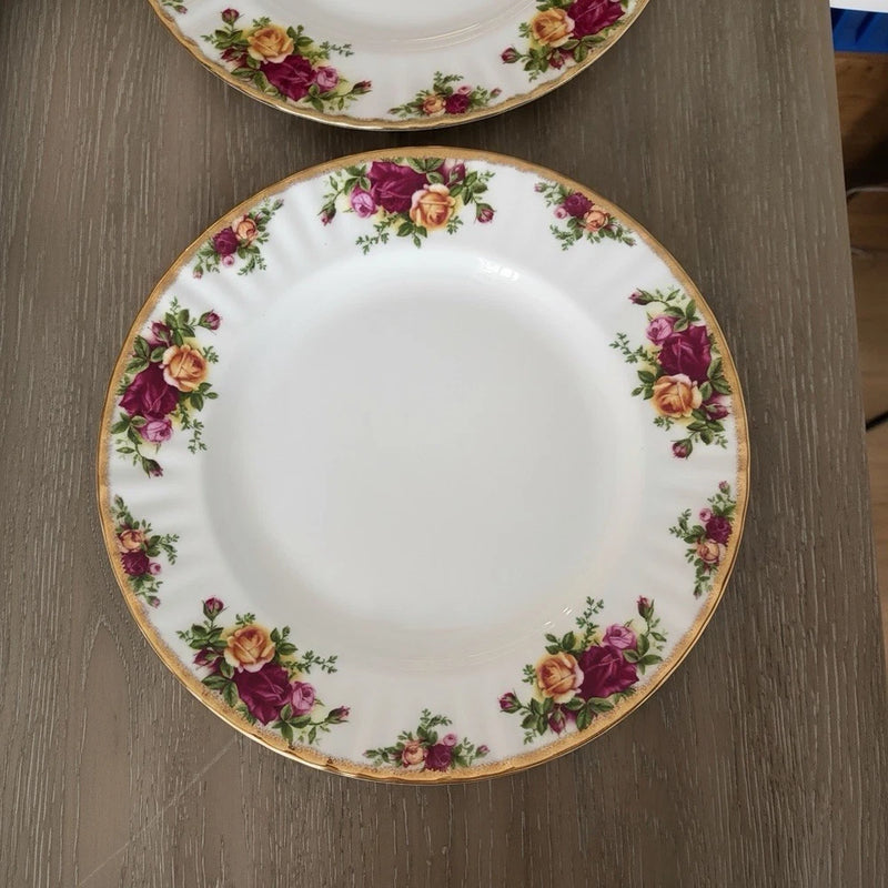 Porcelain dinner plate with Old Country Roses floral wreath and gold rim, white
