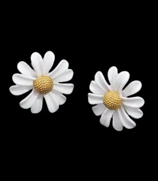Gold Tone White Petals Dainty Flower Daisy Stud Earrings NWOT Daisies