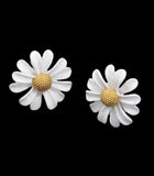 Gold Tone White Petals Dainty Flower Daisy Stud Earrings NWOT Daisies