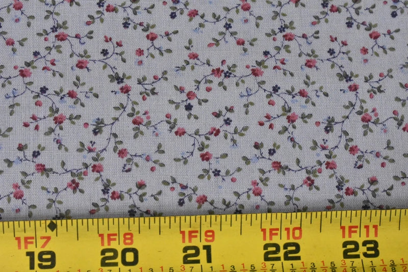By 1/2 Yd, Vintage, Red & Green Calico on Lavender Lighter-Weight Cotton, V815 Flowering Plants