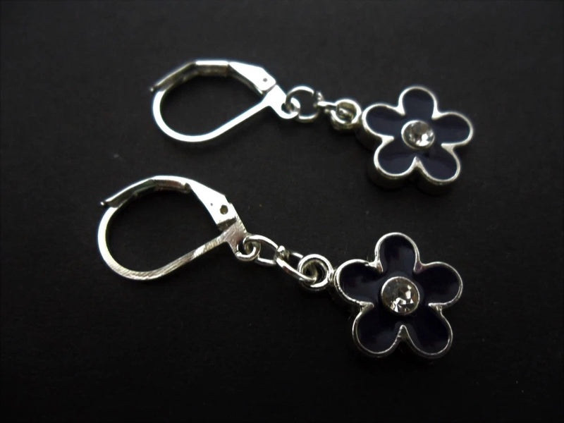 A PAIR PRETTY BLACK ENAMEL DAISY FLOWER THEMED DANGLY LEVERBACK HOOK EARRINGS. Daisies