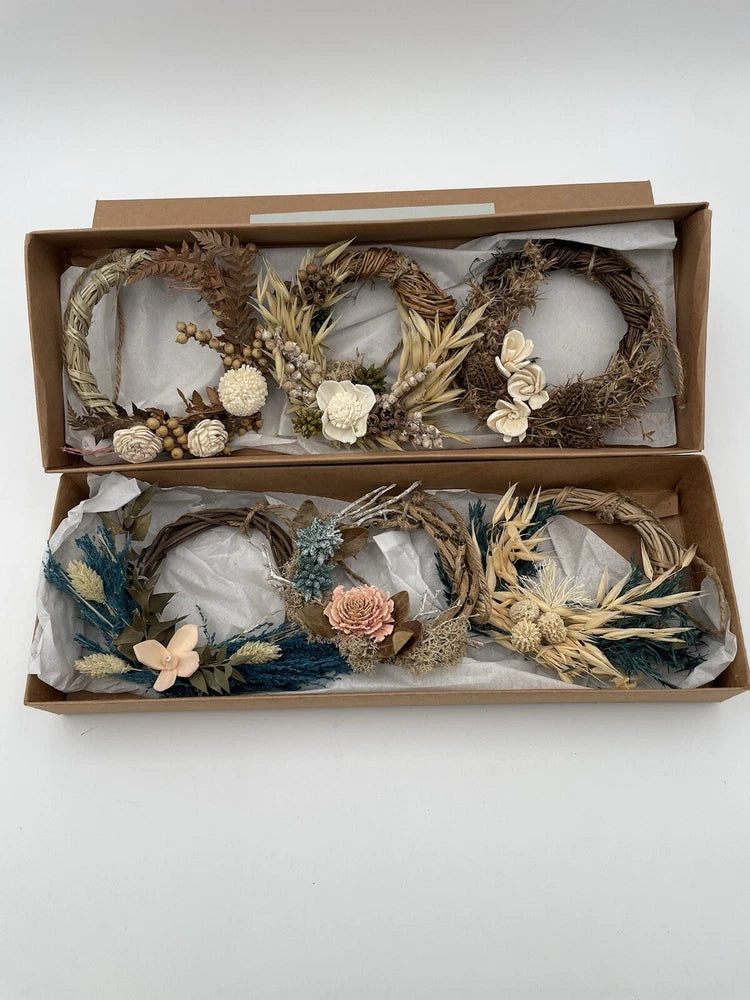 Set of 2 dried flower wreaths with natural twigs and white blooms, in gift box