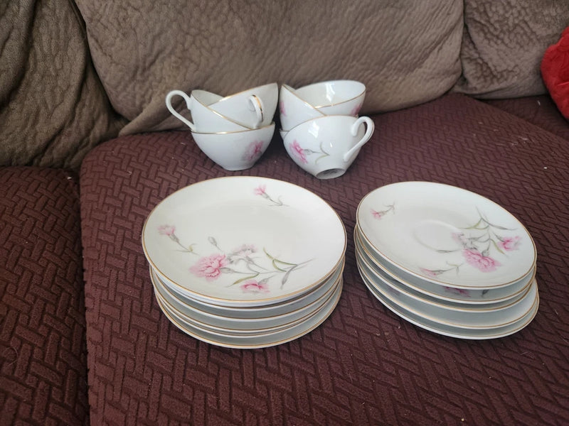 Vtg Royal Court China Carnation 7 Tea Cups, 5 Saucers, 7 dessert/Bread Plates Carnation