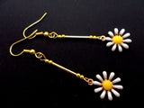 A PAIR PRETTY SUNFLOWER DAISY FLOWER THEMED  DANGLY EARRINGS. NEW. Daisies