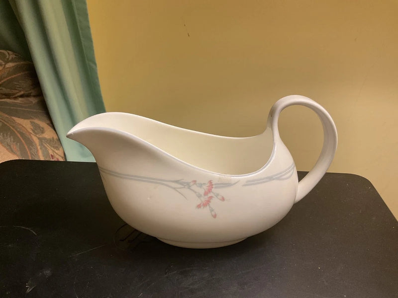 ROYAL DOULTON CARNATION MICRO ENGLAND Gravy or Sauce Boat Fine Bone China Englan Carnation