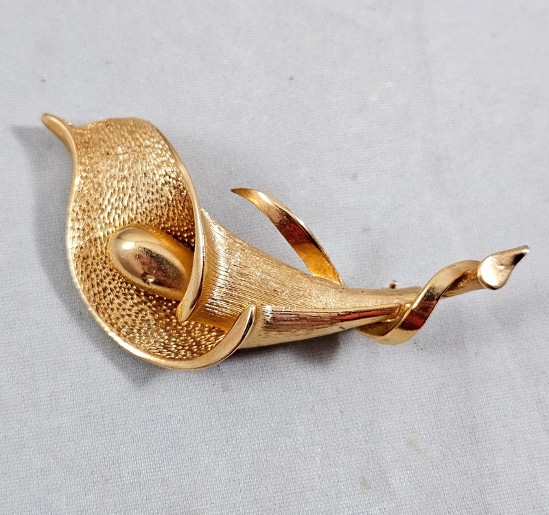 Vintage Calla Lily Brooch Brushed Textured Gold Tone Floral Pin 2.5in Lily