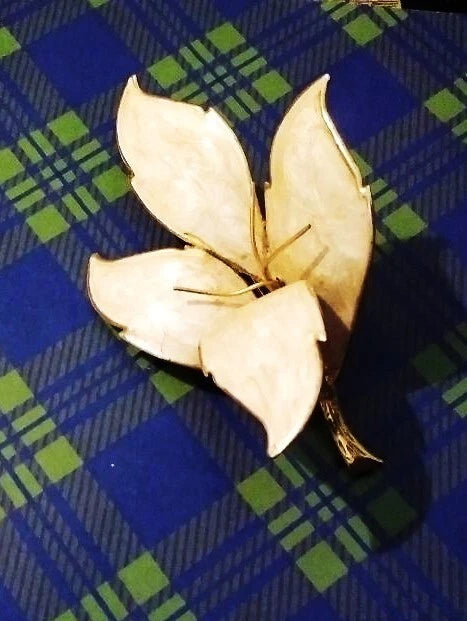LILY FLOWER BROOCH Lily