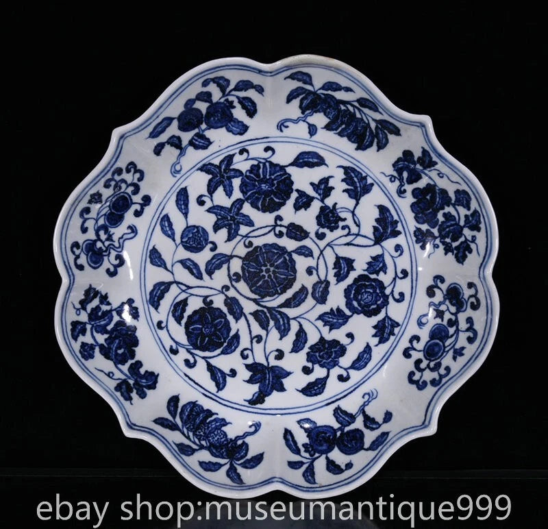 Blue-and-white porcelain peony flower tray, scalloped octagonal rim