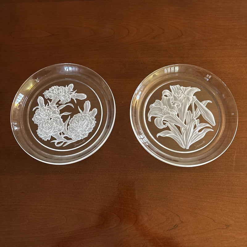 Hoya Crystal 2 Plates Pattern Of Lillies And Carnations 8 1/4Ó Carnation