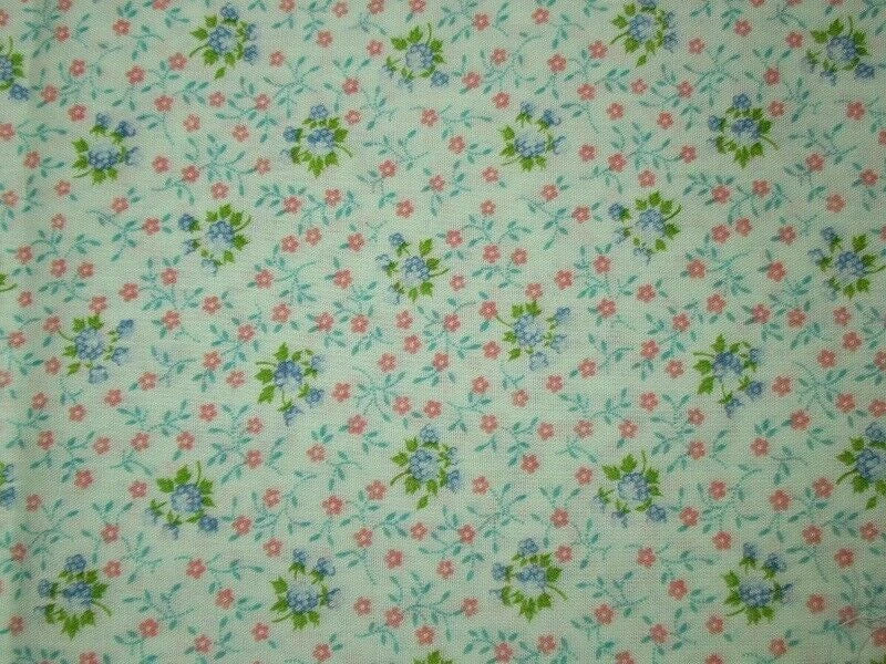 18X22 LIGHT GREEN W TINY PINK BLUE GREEN FLOWERS COTTON FAT QUARTER FABRIC QUILT Flowering Plants