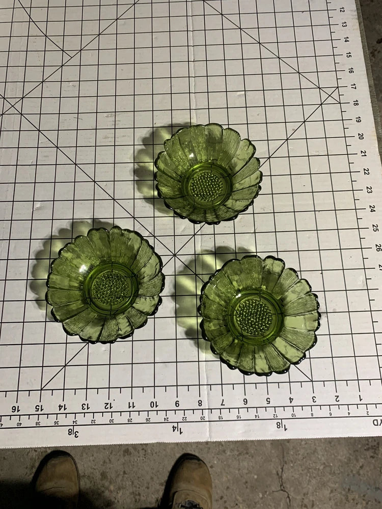Set of 3 avocado green sunflower-shaped retro bowls with scalloped petal edges