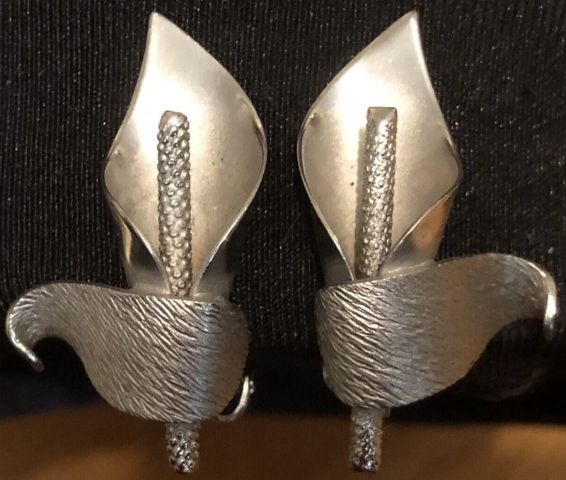 Vintage Calla Lily Clip On Earrings Sculpted Details Lily