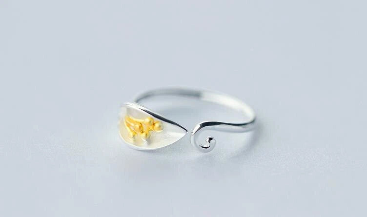 925 silver adjustable ring with calla lily flower detail and gold-toned center