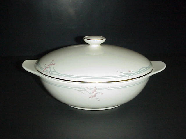 Royal Doulton Carnation Round Covered Vegetable Bowl H5084 Carnation