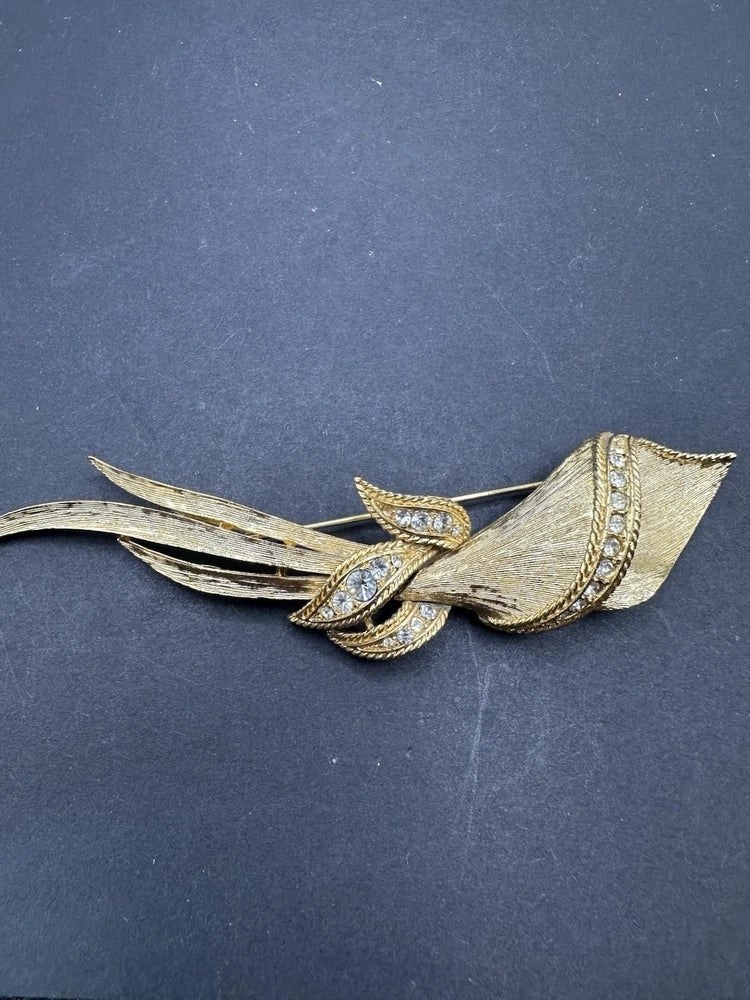 VintageSARAH COVENTRY Long Gold Tone Flower Pin Brooch Crystals Rhinestone lily Lily