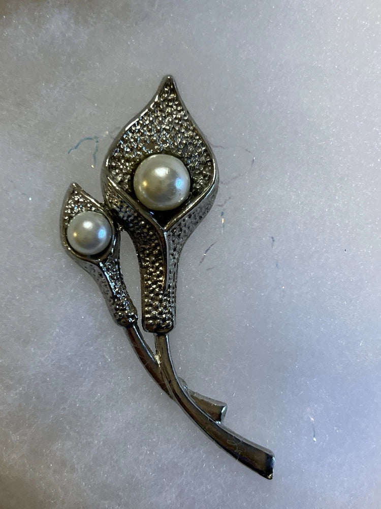 Vintage Silver Tone Calla Lily Brooch With Faux Pearls Lily