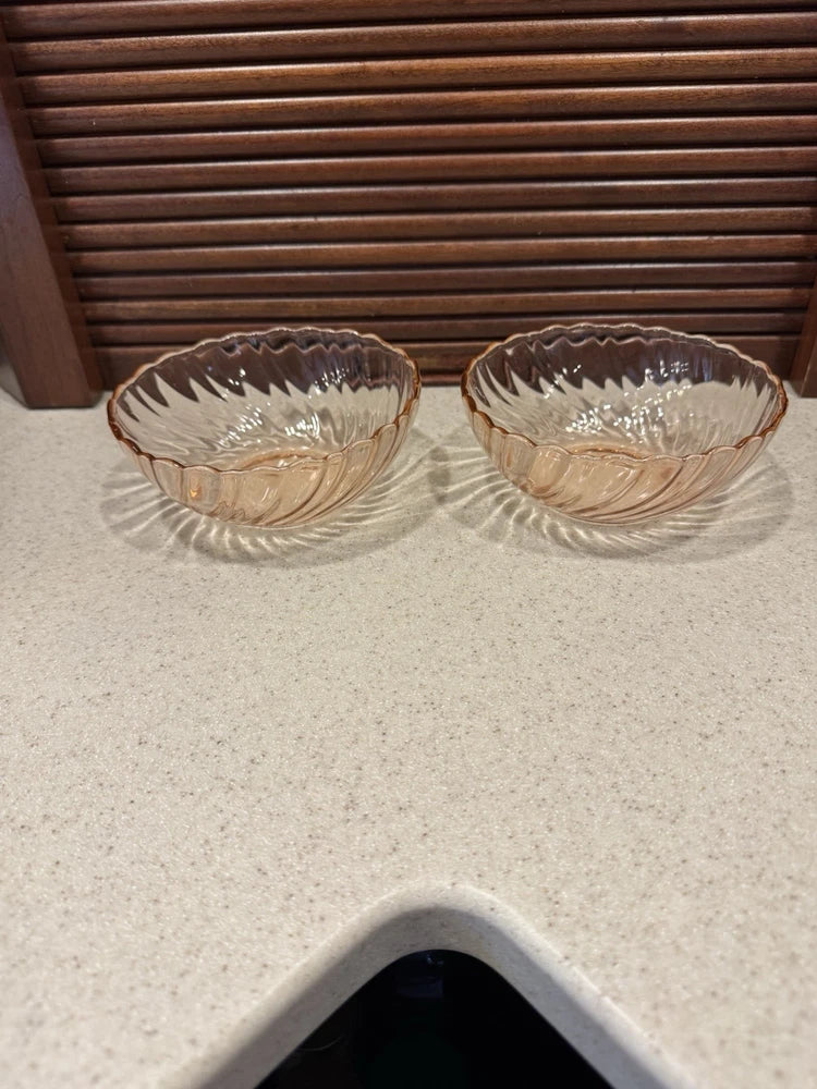 Set of 2 clear glass fruit bowls with scalloped rim and pink-toned edge