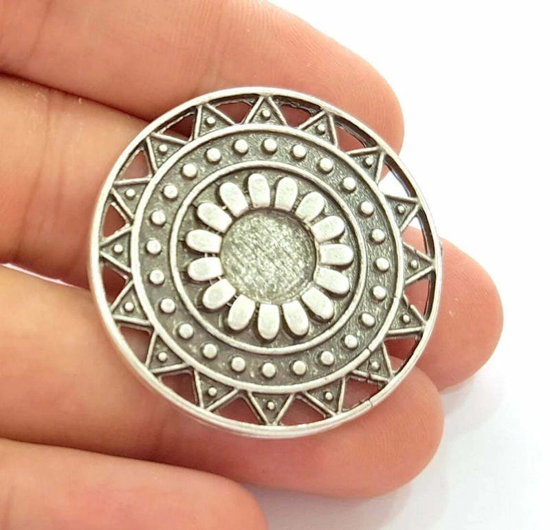 Antique silver round medallion dangle pendant with sunflower center and filigree ring