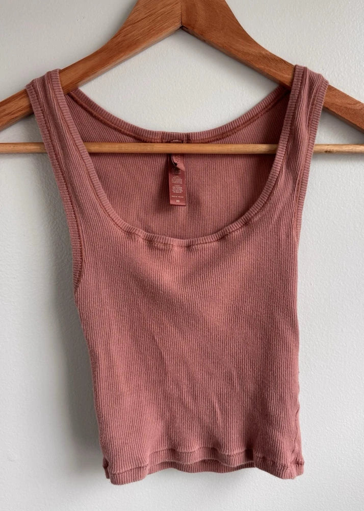 Dusty rose ribbed cotton tank top with scoop neck and cropped hem