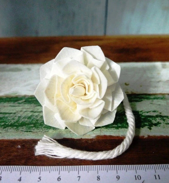 White sola wood diffuser flower with cotton rope, round 5 cm