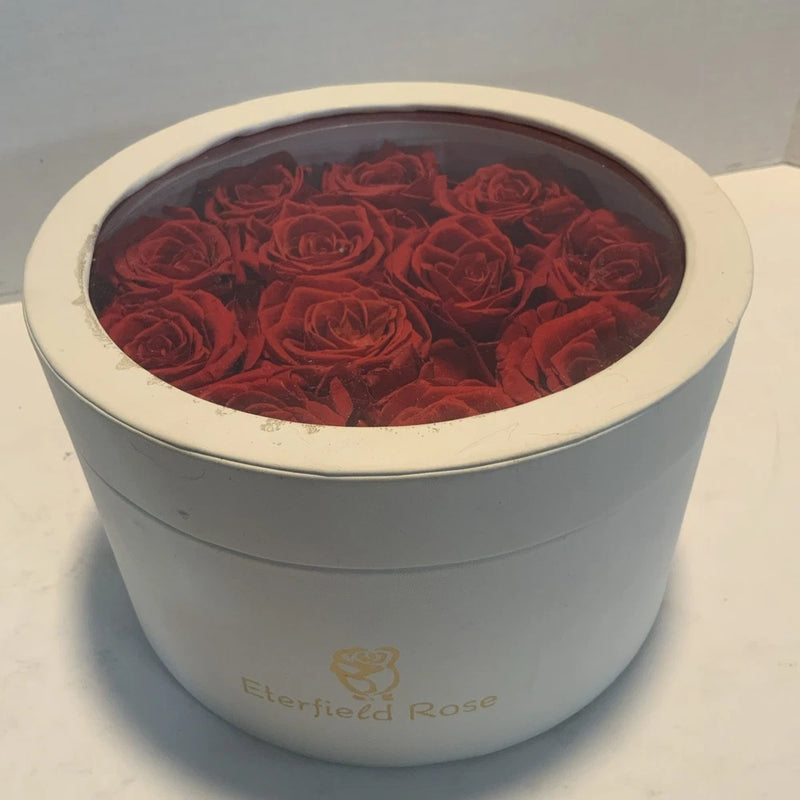 Preserved rose gift box with red rose heads in white round keepsake case