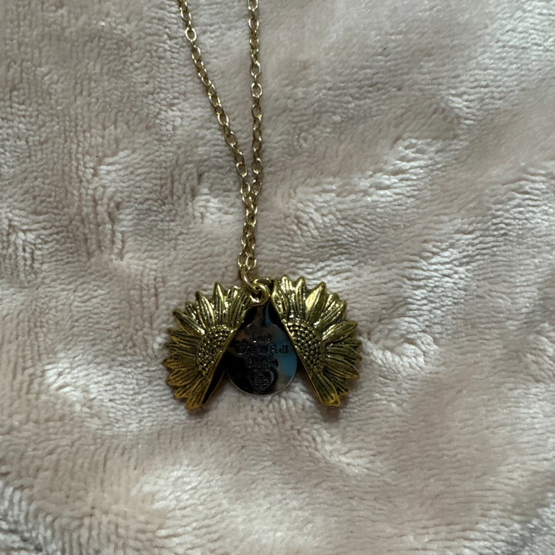 Gold Tone Òlive Life In Full BloomÓ Sunflower Pendant Necklace J12 Sunflower