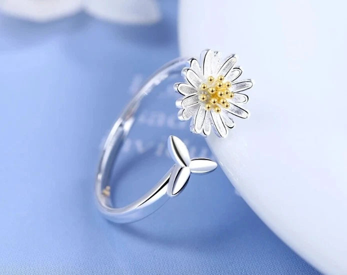 Adjustable sterling silver open flower ring with sunflower design and yellow center