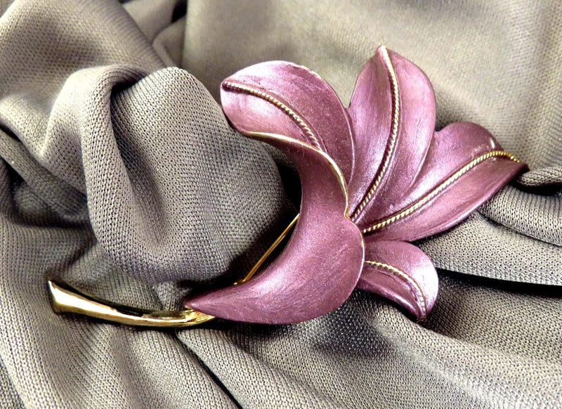 Lily Pin in Soft Violet Color on Gold Tone Metal (638) Lily