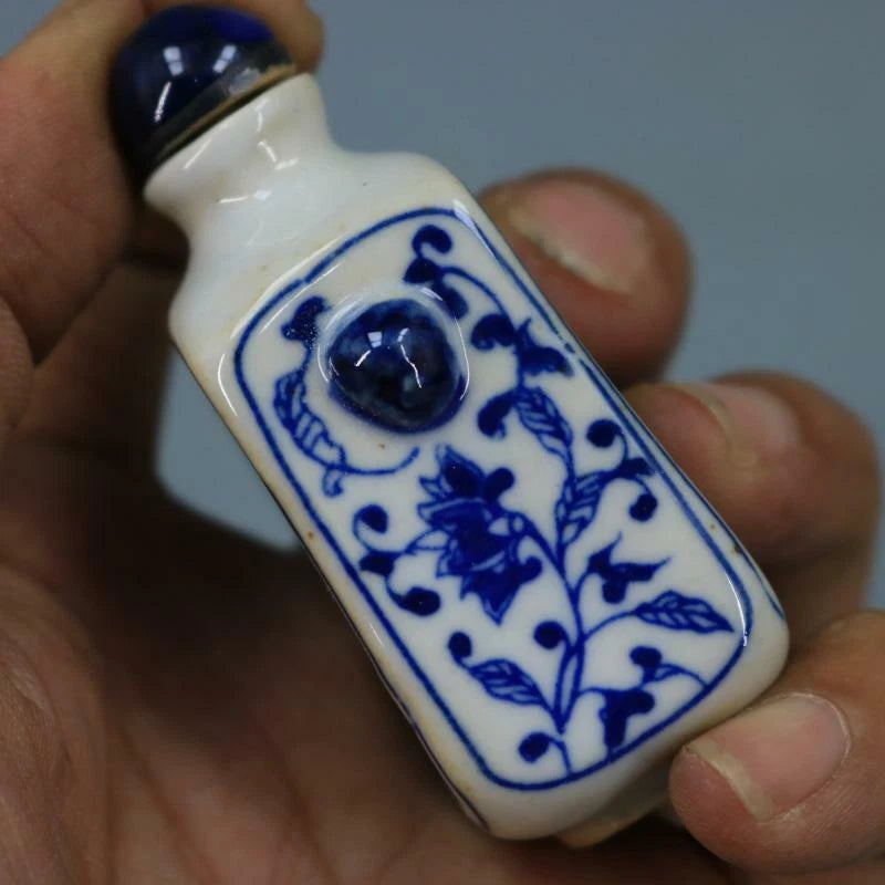 Porcelain snuff bottle with blue-and-white peony floral pattern
