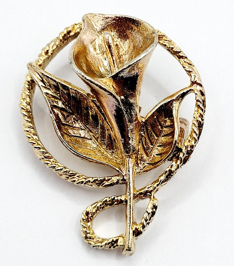 Vintage gold tone calla lily flower brooch pin with textured leaves and curved frame