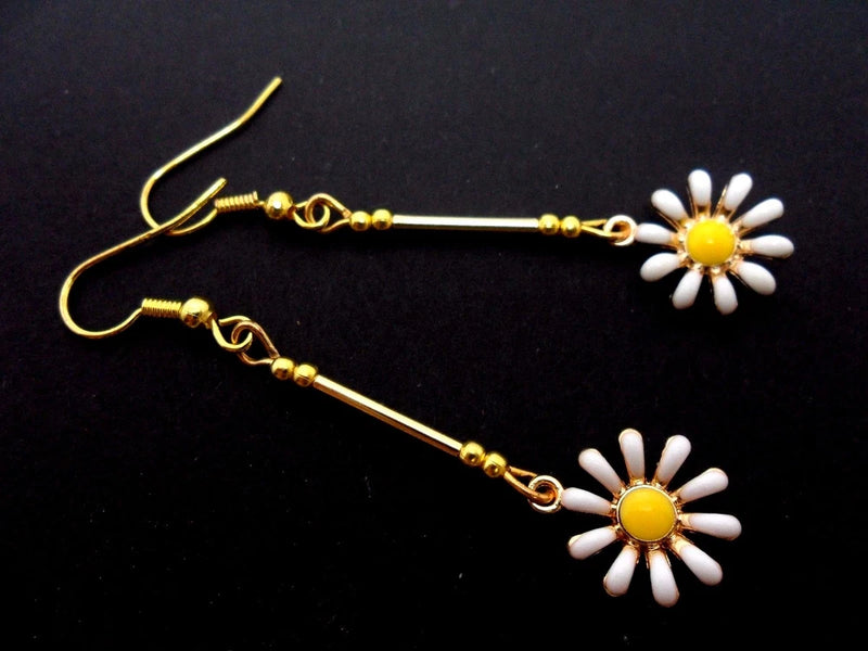 A PAIR PRETTY SUNFLOWER DAISY FLOWER THEMED  DANGLY EARRINGS. NEW. Sunflower