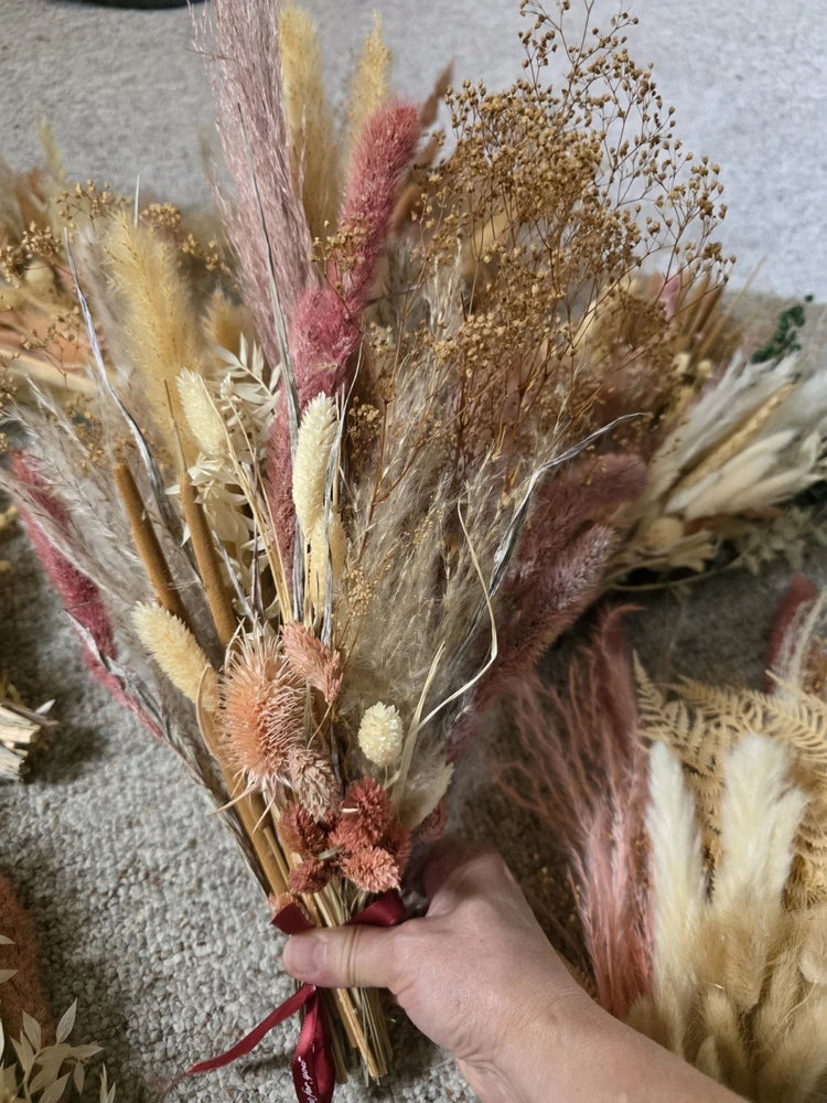 Dried flower bouquet set of 8, hand-held bundle with beige and pink grasses