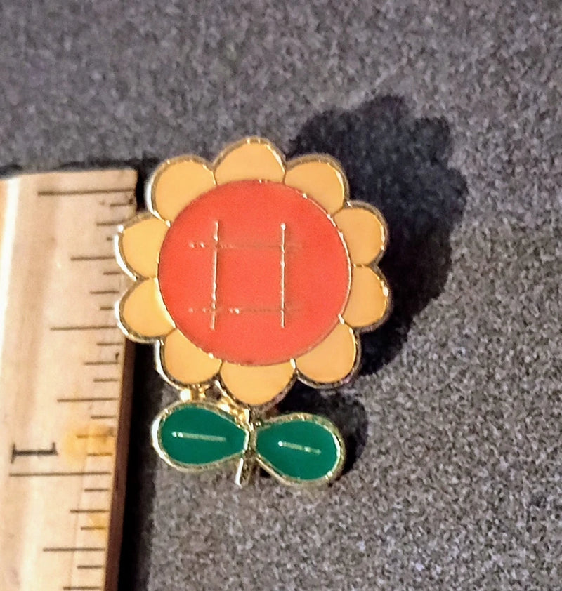 Tic tac toe sunflower flower Vintage Collectible Lapel Pin A-1 Sunflower