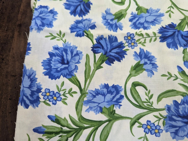REMNANT 27"Lx43"W 100%cotton KAUFMAN "Jubilee"#21102 White w/Blue Carnations NEW Carnation