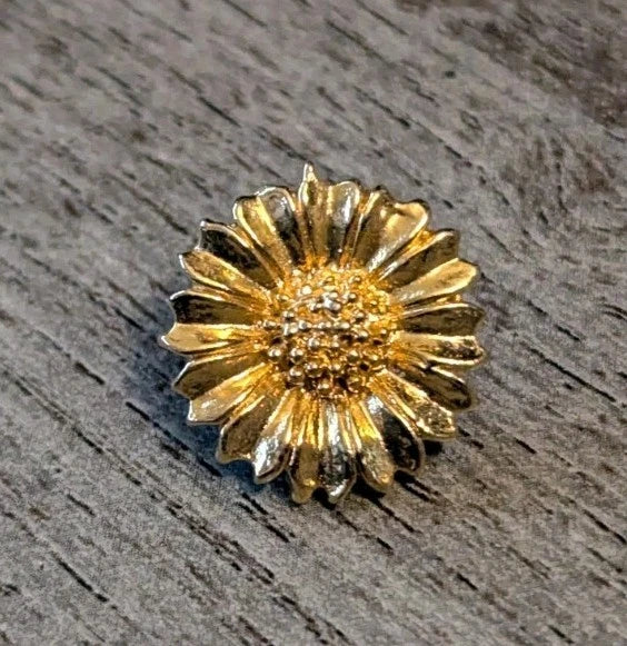 Vintage Gold-Tone Daisy Flower Or Sunflower Lapel Pin - Retro Floral Brooch Sunflower