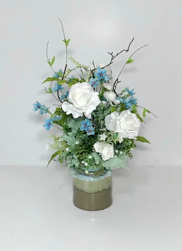 WHITE ROSES BLUE FLORAL KITCHEN ARRANGEMENT CERAMIC CROCK VASE CENTERPIECE NEW Ranunculus